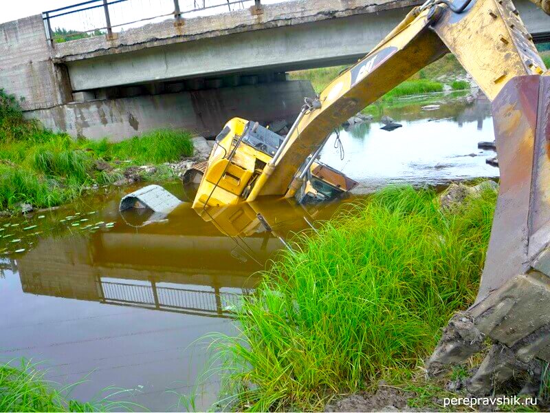 Подъем утонувшего экскаватора из реки в Санкт-Петербурге