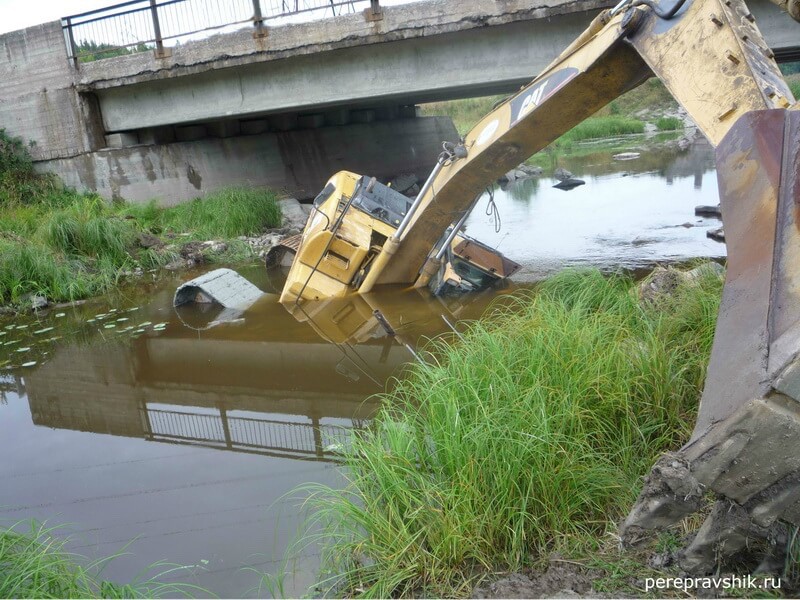 Подъем утонувшего экскаватора из реки в Санкт-Петербурге