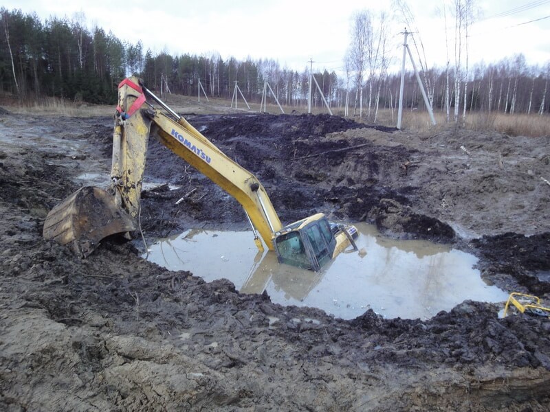 Эвакуация экскаватора KOMATSU в поселке Мистолово